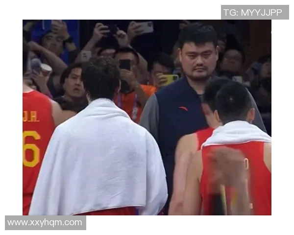 姚明激动握拳庆祝胜利时刻展现中国篮球的荣耀与团结精神