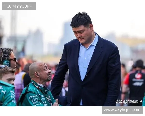 姚明携女儿现身机场温馨互动引围观展现父女深厚情感